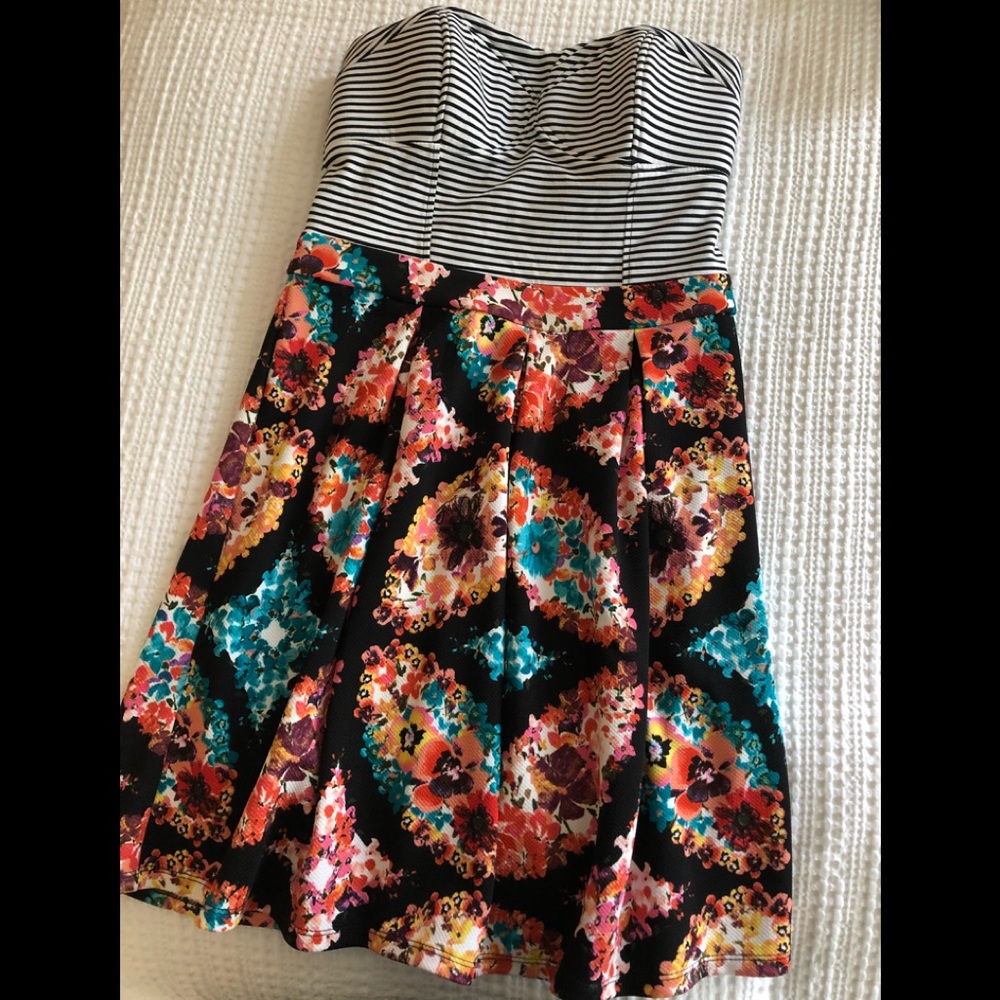 🦋 Ador-able!!! Strapless sundress to love! 💕